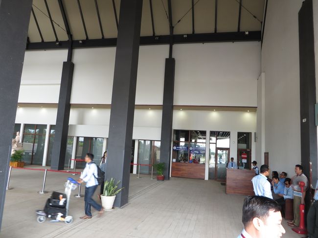 表に出ると、ネームボードを掲げている人を発見。<br />（事前にホテルに無料でピックアップしてくれるかメールで頼んだらＯＫでした。）