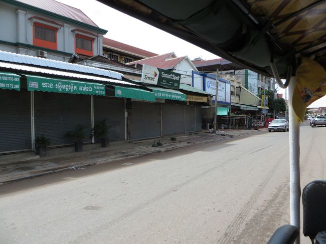 ホテルまでもう少しかというところで停車し、ＳＩＭカードを販売している店に寄りました。<br />事前に仕入れた情報では５ドルもあれば十分だったにもかかわらず、３２ドル分通信ができるとか言って３２ドル払えと。ボキャブラリーがないなか、払わんと押しとおすと、最後は８ドルになりました。<br />空港で納得して購入したほうが良いです。