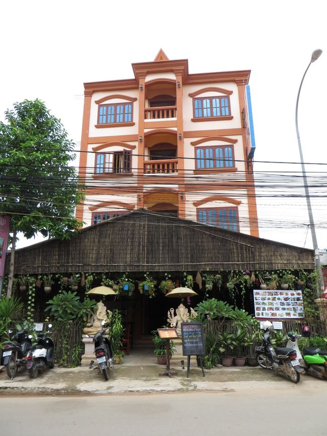 ３０分以上無駄に時間を使ってしまい、空港から１時間でホテルに到着。<br />エクスペディアで予約した「Ｋｉｒｉ　Ｖｉｌｌａ」は朝食付き３泊で８千円ちょっと。<br />従業員はフレンドリーで、色いろ説明してくれます。