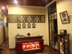 ということで、ホテルまで再び歩いて戻ってきました。

疲れた。ゼーゼー。
そして、ヤンゴン空港へ行くにあたって、ホテルのスタッフが親切に道路まで出てきてくれて、
タクシーを止めてくれました。

さらに、値段交渉もしてくれました。何て優しい。
おかげで、6000チャットで空港まで行けました。空港から市内に入るときは8000チャットだったので、少し安く行けたね。