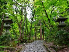 〔 石畳の参道 〕

大山寺の本堂の裏手から、さらに奥へと続く道を進むと、緑に包まれた石畳の道へと出ます。
ここから「大神山神社奥社」へと続くこの参道を、さらに奥へと進んでいきます。
