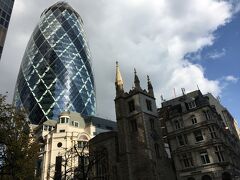 このビルはインパクトがある！
調べたところ「ピクルス」の愛称で呼ばれている、30セントメアリーアクスという高層ビルだそうです。
