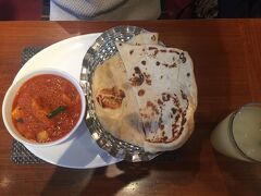 こちらは「チキンカレーとナン」
ロンドンは噂の通り、グルメな街という印象ではないかな。。でもインドカレーはおいしかった。味もそんなに辛くなく、日本人好みといえるレベル。