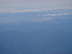 　無事に離陸。
　途中、機長さんから「阿蘇山からの噴煙が見えます」とアナウンスがあり、見てみると
　ながーく雲煙が伸びていました。