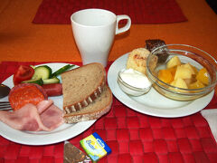 7:30　ホテルで朝食をとります。
ここの朝食はフルーツにサラダにハムにパンと、なかなか充実していて満足できました、