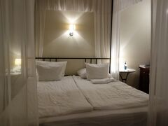 スリーシスターズホテル　25号室

キングサイズのベッド、とても寝心地がいいんだよ。
たぶん今まで泊まったホテルで一番ぐらいに寝心地が良かったベッドです。
