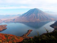 朝一番に、半月山へと登ったのには理由がある。

それは、ある景色を見てみたかったから。
その景色とは、半月山展望台から見る中禅寺湖と八丁出島、そして男体山のある景色だ。
