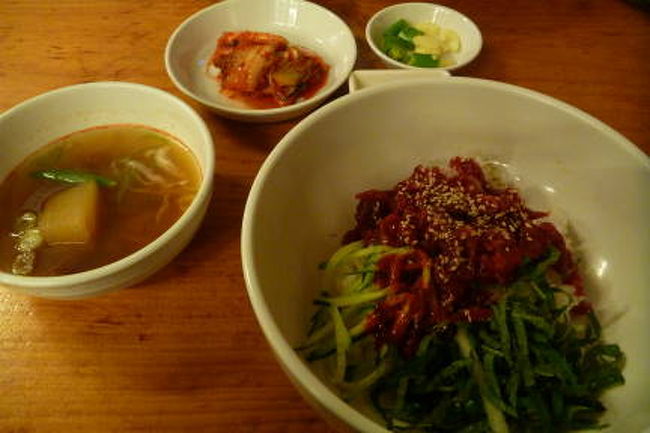 エゴマの葉っぱとキュウリの千切りが載りヘルシーで、とにかく美味しかったです。