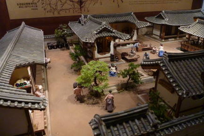 広蔵市場で昼食後、地下鉄1号線で祭基洞まで行き韓医薬博物館へ。