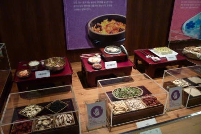 入り口はわかりにくいし、やっているのかやっていないのかわからないビルの地下を行くと突然綺麗な博物館が現れました。