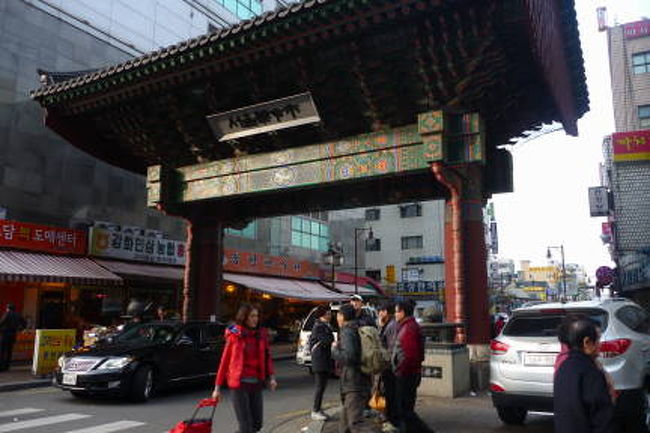 韓医薬博物館を見学したあと、通りを挟んだ正面にあるソウル薬令市を覗いてみました。