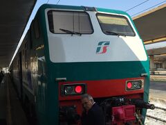 サンタマリアノヴェッラ駅に戻ってきました。

今度は、電車でピサを目指します。

電車のチケットは、券売機で簡単に買う事が出来ました。
