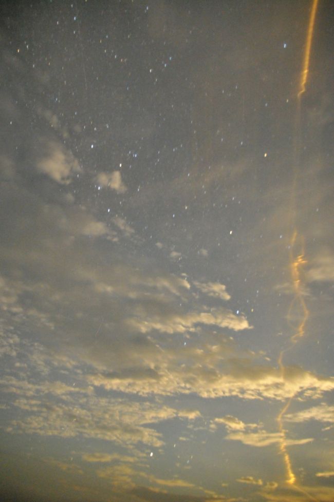 空が明るくなり始め。。<br /><br />ん？<br /><br />なんだ？？と思っていたら<br /><br />なんと！！