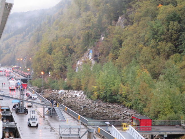 船で申し込みしたエクスカーションのホワイトパスは12:45からなのでそれまではスキャグウェイの町並みを観光とお土産を買いに行きます。<br /><br />雨がかなり降っています。が！傘をさしている人が少ないのに驚きです。傘をさす習慣があまりないそうです。私なんかは少し降っているだけで傘を使ってしまいますがね。<br /><br />