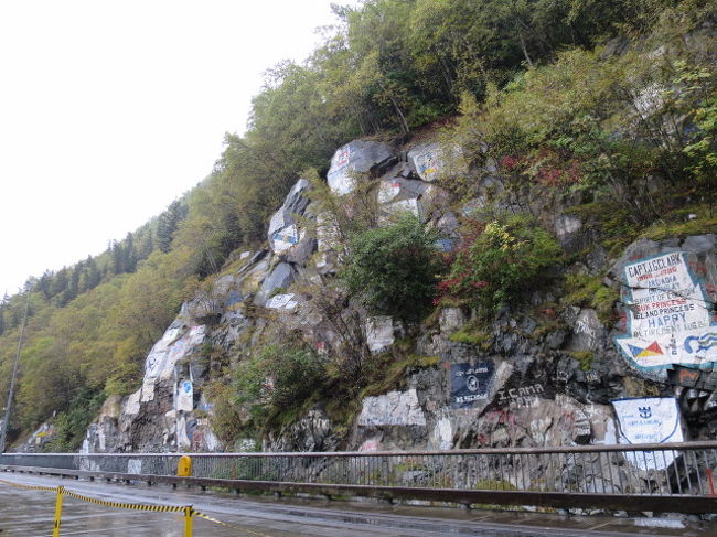 色々な船の名前が山肌にしるしてありました。<br />横浜米軍のもありました。