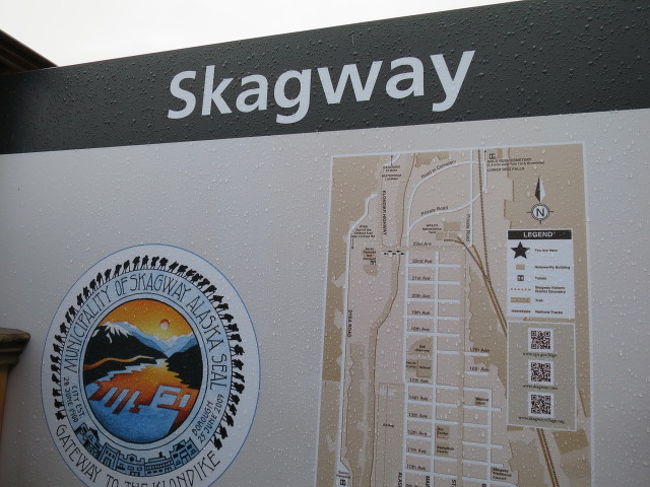 スキャグウェイの案内です。<br /><br />船乗り場から街までは少し歩きました。10分くらい。足の悪い方やお年寄りの人たちは専用カートで運んでもらっていました。楽チンですね。