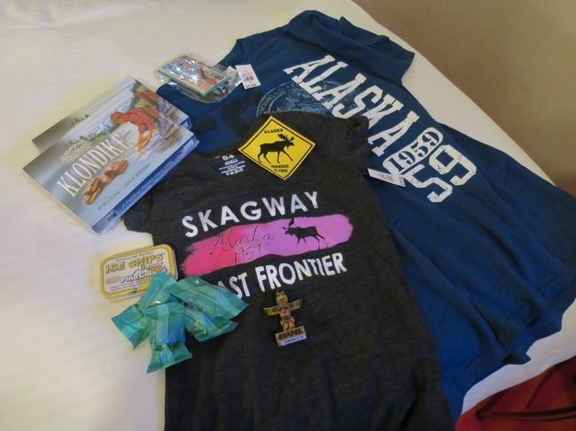 たくさんお土産を買いました。<br />とりあえず、記念にＴシャツ。スキャグウェイです(^▽^)<br />後はチョコレートとマグネット。など。<br />マグネットってどこでも売ってますよね。<br /><br />Tシャツはやっぱりラストセールで安くなっています。お店には大量の色々なデザインのＴシャツが山ほどありました。