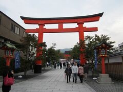 新幹線で9時17分に京都駅に到着。

13時に奈良駅でタクシーの運転手さんと待ち合わせをしているため
奈良に行く前に、京都で伏見稲荷大社に寄ることに。

京都駅からJR奈良線で二駅目でとても近く
大社も駅の前にあるので
とても便利でした。
