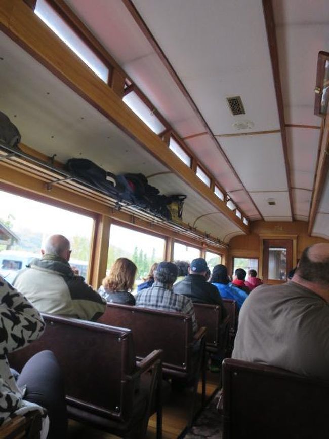 窓が大きくて明るい車内です。<br />ノルウェージャンのエクスカーションで貸し切りです。