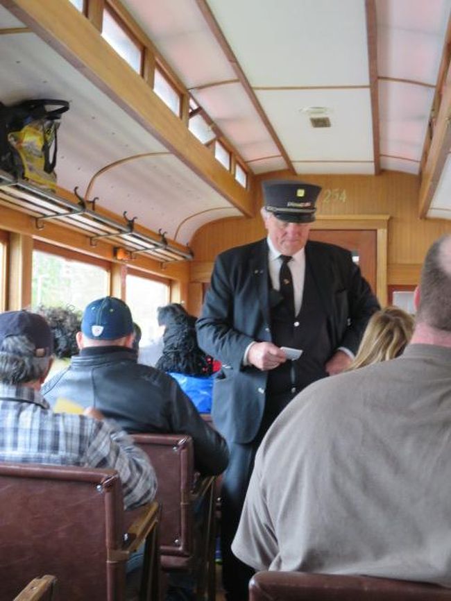 車掌さん？ではないかな。。。(゜-゜)<br />切符の確認をしています。