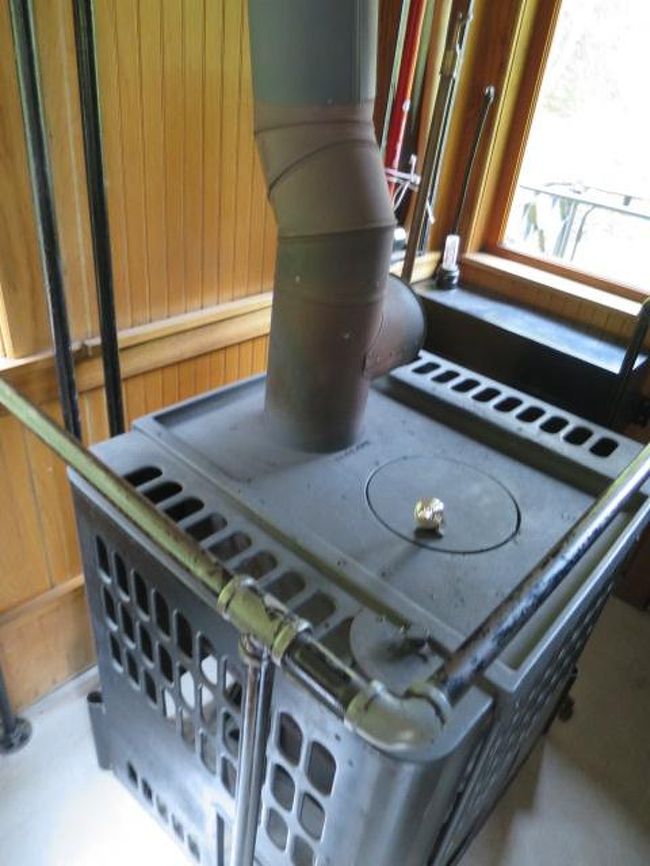 車内にストーブがありました。寒いところの列車にはありますね。<br />この日もつけてあってとても車内は暖かかったです。<br />気温は15℃前後だったと思いますが山の上はもっと寒くて10℃ぐらいになっていたと思います。<br /><br />外でずっと写真を撮りたいならば手袋が必要なくらいです。