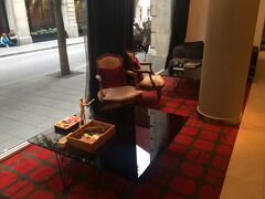 ホテルロビーにて