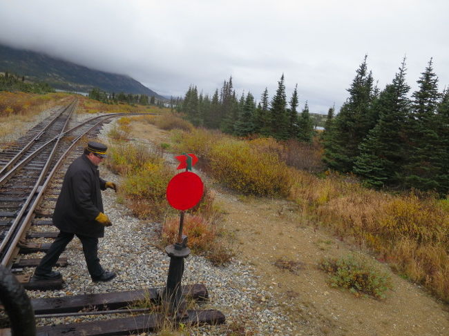 この列車はここで折り返しです。<br /><br />車掌さんが表示を変えに行きました。<br />頂上で降りる時間があるのかと思っていたら全然なくてとんぼ返りなんです。降りてはいけないんですって。自然保護なのかな。
