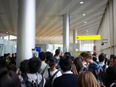 シェレメーチエヴォ空港

アエロフロートやスカイチームはこの空港。

ＪＡＬをはじめとするワンワールドはドモジェドヴォ空港。

ウィキ先生によりますと、シェレメーチエヴォ空港は古いと書いてありますが、建て替えをしたのか比較的きれいです。

しかしながら、ターミナルが一直線のように建てられているので、乗継には時間がかかりますし、お年寄りには辛そうです。