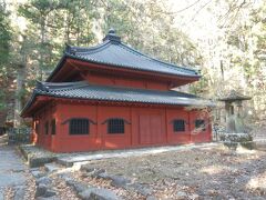 滝尾神社方面に10分弱歩くと輪王寺開山堂に着く．
地蔵菩薩を本尊とし，日光開山の祖勝道上人の像も安置する．
1720年頃建造，一重裳階付，宝形造，銅板葺，重要文化財．