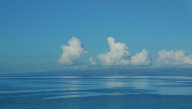 遠くに小浜島、西表島が見えます