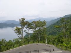 七滝を後にし、十和田湖へ。

途中、湖が見渡せる「発荷峠」の展望台に立ち寄りました。
