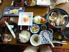 昼食は十和田湖畔の「レストランやすみや」

十和田のB級グルメ、「バラ焼き」を注文しました。（定食１５００円）

甘辛いタレで焼く、豚肉と玉ねぎが合う！