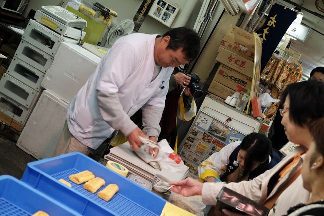 だし巻き玉子の試食と買物です<br />（見学と聞いて大将が試食を出してくれました）