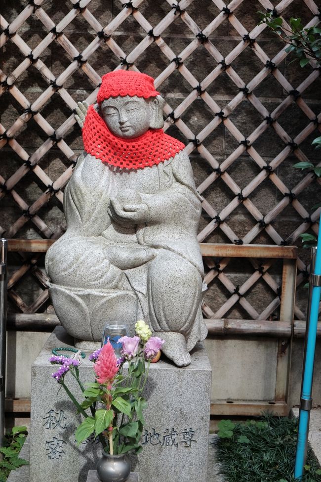 「どうぞうご自由に」の案内のまま入って行くと<br />耳を傾けたお地蔵さんが…愚痴を聞いてくれます