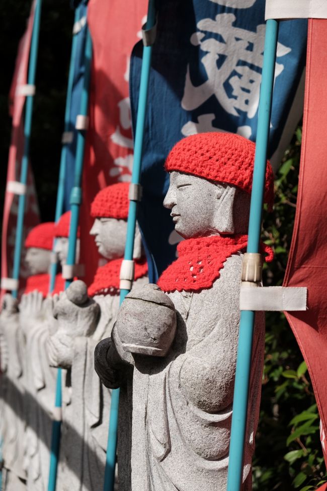 道路側に5体のお地蔵さんが祀ってあり<br />愚痴聞き地蔵は桂芳院の庭の一角に<br />祀ってあります