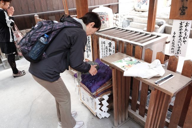 「おもかる石」で奥さん願いが叶うか<br />おもかる石を持っています