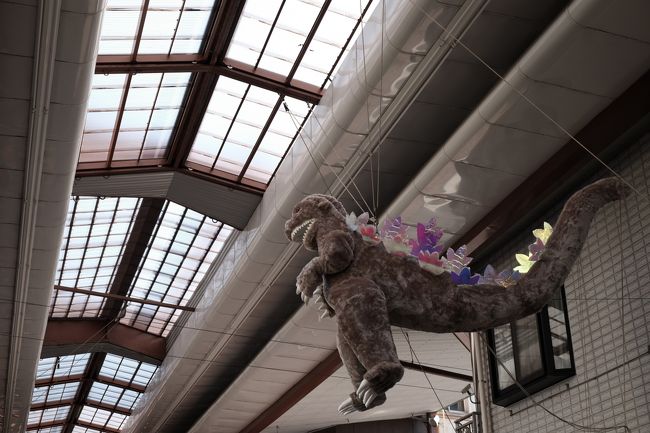 アーケードにゴジラがさがっていました<br />