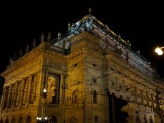 国民劇場
ライトアップされていてとてもきれいです。