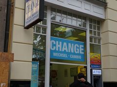 ホテルまで迎えに来てもらい、ツアー出発地に。
歩いてきても大した距離ではなかったので、現地集合でもよかったかもです。

ちなみにツアーはベルトラで『日帰り、英語ガイド、昼食付』７０ユーロを申し込みました。

この翌週『旅博』にベルトラが出店していて、予約表を見せたらマグカップくれました。
ベルトラの価格は現地旅行会社で手配しても同じ価格でしたので、旅博のおねえさんに聞いたら、基本的に現地代理店の価格から手数料を取っていないようです。
いろいろ親切に教えてくれるみたいなので、集合場所についても電話等で問い合わせればよかったと思います。