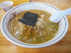 マラソンの後　諏訪で有名らしいハルピンラーメンを食べました

ニンニクが入った味噌ラーメンの薄味みたい？？なラーメン
待ちの並びができるほど人気