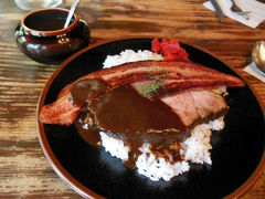 その夜、去年清里に寄ったときに食べたカレーが気に入ったのでまた訪れました

「ヴィラ・アフガン」でベーコンとローストポークカレー

去年　ランチで寄ったときは開店から列ができていましたが　この日は夕食に６時半頃に行ったらすぐ着席できました
でもその後　次々お客さんが入ってきてほぼ満席状態でした