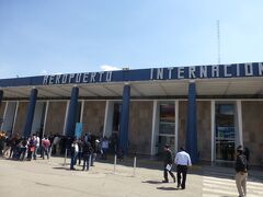 ターンテーブルから荷物を取り、制限エリアから出ると、名前と人数とツアー会社名を呼ぶ人たちがスーツケースを運ぼうとしてきました。
荷物を勝手に運んでチップを要求する人たちがいるということが、ツアーの書類に書いてあったので引っかからずにすみました。
空港を出た所でクスコのガイドさんと合流。そのガイドさんの持ってた札に名前や人数が書いてあったので、それを見て呼んでいたようです。