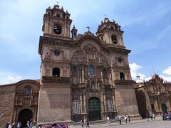 アルマス広場の周りには教会など歴史的な建造物がたくさん建てられています。

ラ・コンパニーア・デ・ヘスス教会。