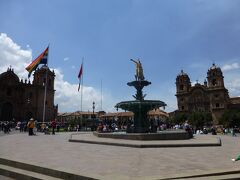 広場の中心には銅像が立っていました。