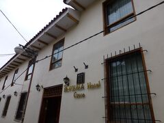 15分ほどでホテル(HOTEL TAYPIKALA CUSCO)に到着。
この日、このホテルには泊まりませんが、翌日に宿泊するのでスーツケースだけを預かってもらいます。

ガイドさんはホテルまでの送迎だけ付き添ってくれる予定でしたが、時間があるので街の案内もしてくれるとのことで、お願いしました。