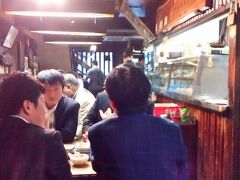創業1907年（明治40年）の老舗。
この界隈で知らない人はいないと思います。
16:00に入ってこの賑わい。平日なのにもう1Fほぼ満員です。

右手のカウンターからは刺身を、その奥の入口辺りから好きな肴を持ってきます。
常連さんらしき人が頼んでいた『鍋（豆腐）』も美味しそうでした♪