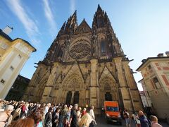 そしてこれが聖ヴィート大聖堂。
無休のはずが月曜日お休み…。

チケットが2日間有効なので明日来ます！