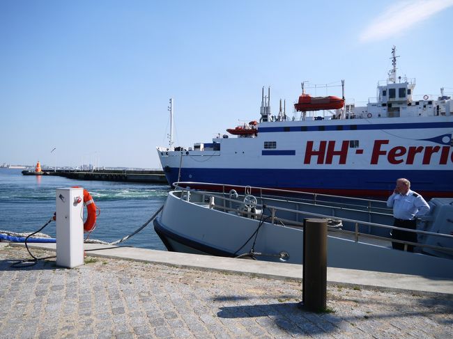 ヘルシンオア駅に到着。<br />駅を出るとすぐ港があり、スウェーデン行きの船がちょうど出港するとこでした。<br />肉眼でスウェーデンが見えるくらい近いと思ったら、５キロだそうです。