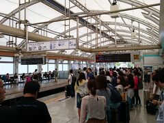 成田空港へスカイライナーが便利です。
国内の在来線最速160キロであっという間。

ちなみに8:51のスカイライナーは満席でした。
たまたま前日ネット予約したので乗れましたが、窓口で前に並んでいたおっちゃんは買えずに焦ってました。

やっぱり予約が重要です。