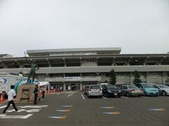 新潟市陸上競技場に到着、翌日のマラソンのエントリーを済ませます。